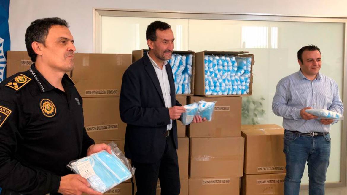 Dimarts comença la distribució de les 56.000 màscares enviades pel Govern a les persones que es dirigeixen als seus treballs