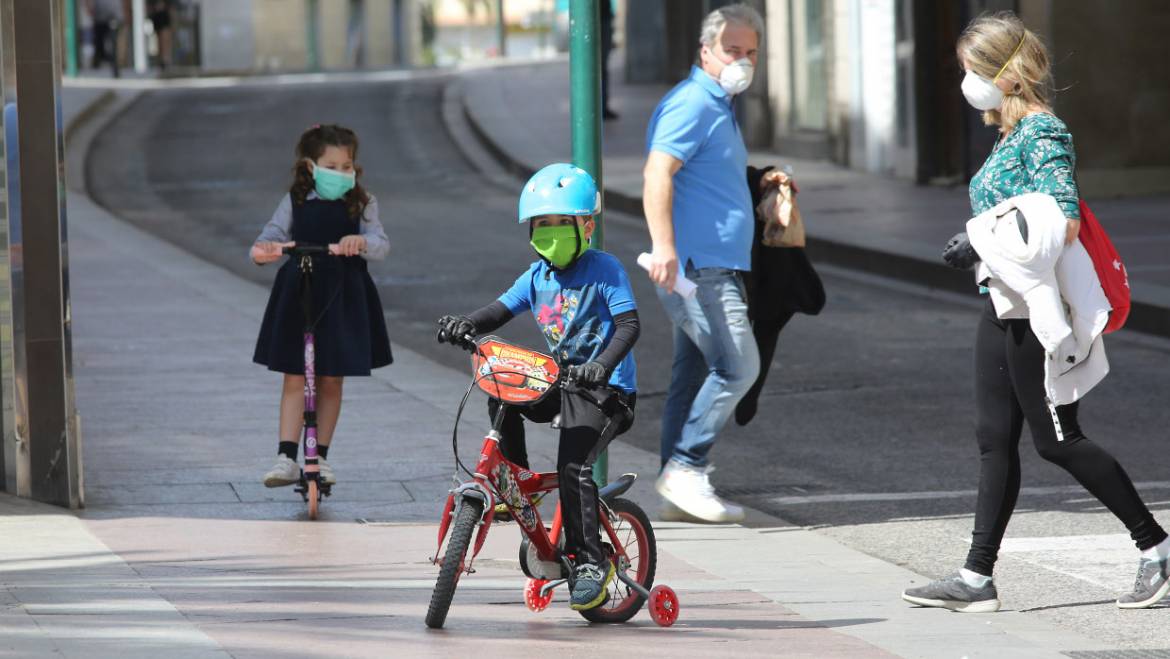 El alcalde considera que el cumplimiento de las normas en la salida de los niños y niñas ha sido aceptable y apela a la responsabilidad de los padres para que no haya retrocesos