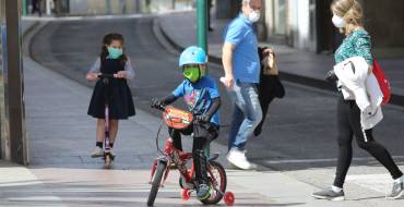 El alcalde considera que el cumplimiento de las normas en la salida de los niños y niñas ha sido aceptable y apela a la responsabilidad de los padres para que no haya retrocesos