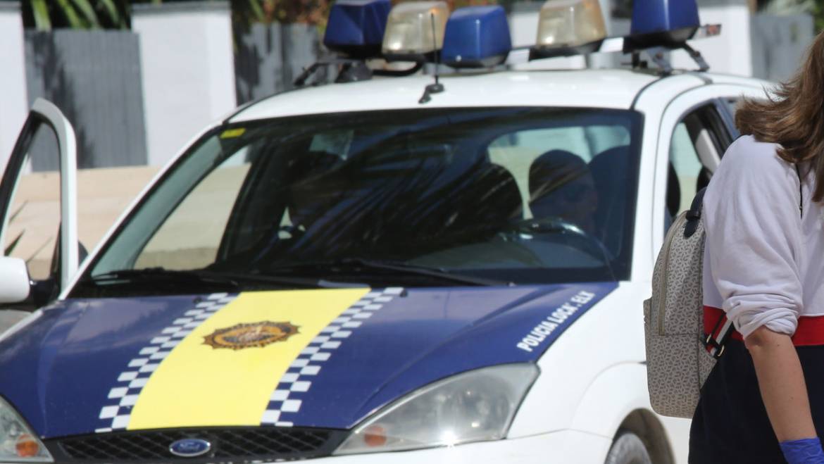 La Policía lleva a cabo las primeras identificaciones de adultos que no cumplen las normas en la salida de los menores