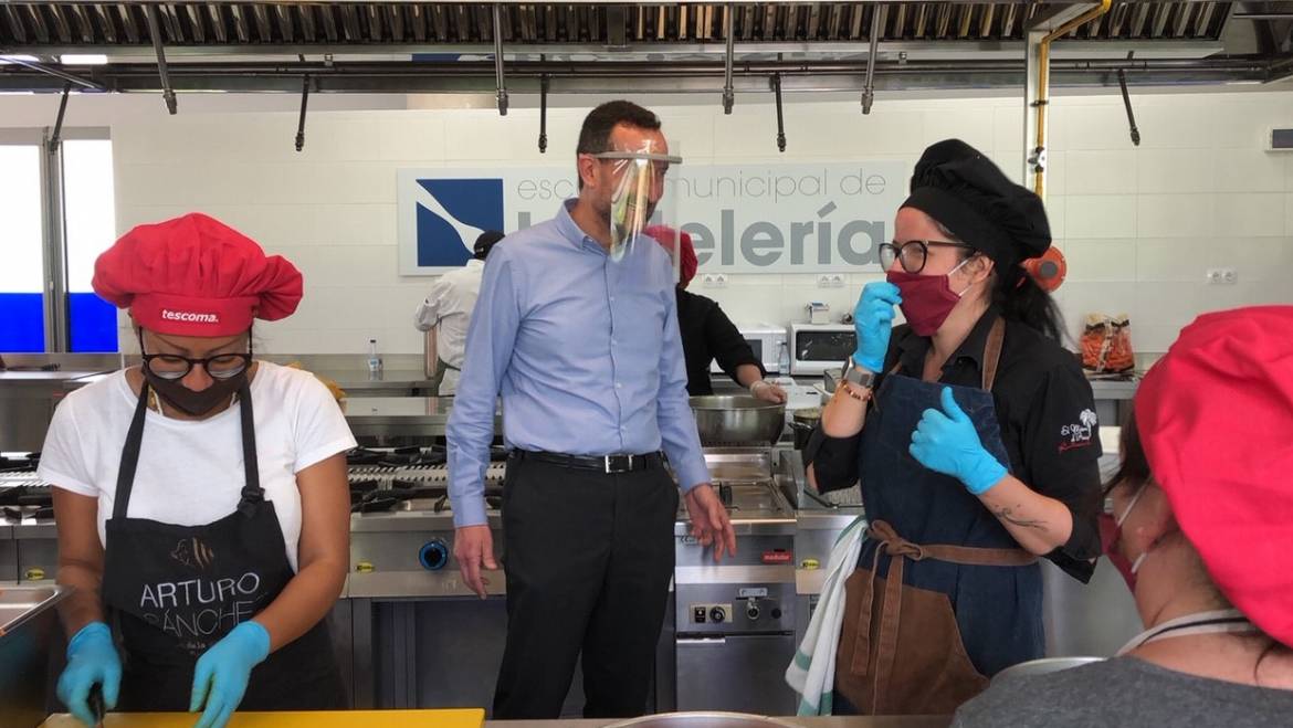 L’Escola Municipal d’Hostaleria s’implica en l’elaboració de fins a 200 menús al dia per a famílies necessitades