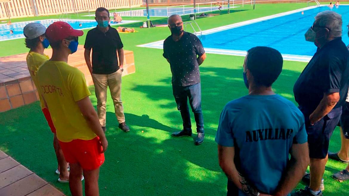 Las piscinas municipales de Elche abren sus puertas a los bañistas con máximas medidas higiénicas y de seguridad