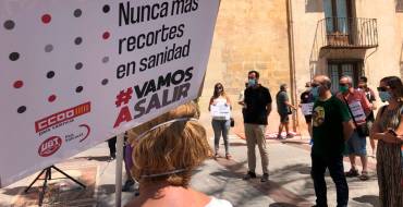 Apoyo municipal a la concentración convocada por UGT y CC OO en Elche para reforzar los servicios públicos y “salir adelante”