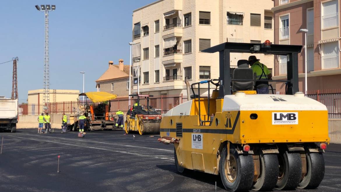 L’asfaltat d’un solar de 5.000 metres en les instal·lacions esportives de Torrellano aplana el camí per a construir el nou col·legi La Pau