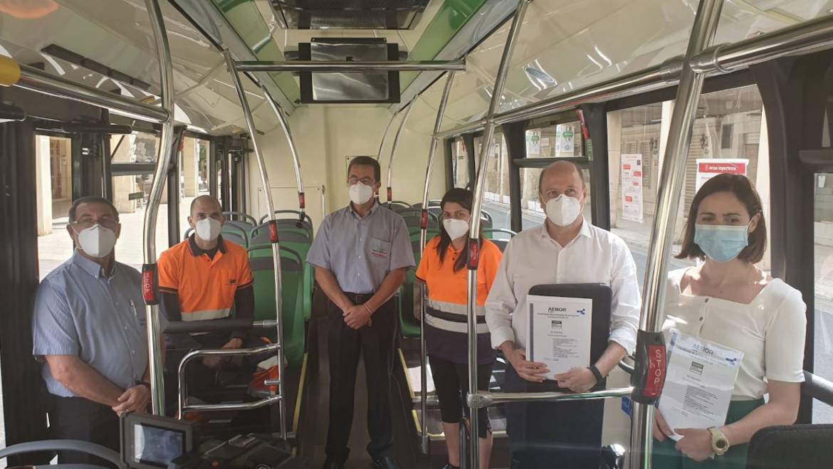 Los autobuses urbanos de Elche obtienen el certificado AENOR que avala la calidad y seguridad del servicio frente a la covid-19