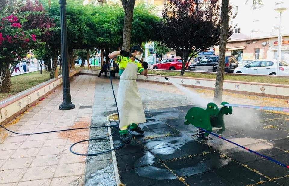 El Ayuntamiento inicia la apertura de juegos infantiles tras su desinfección