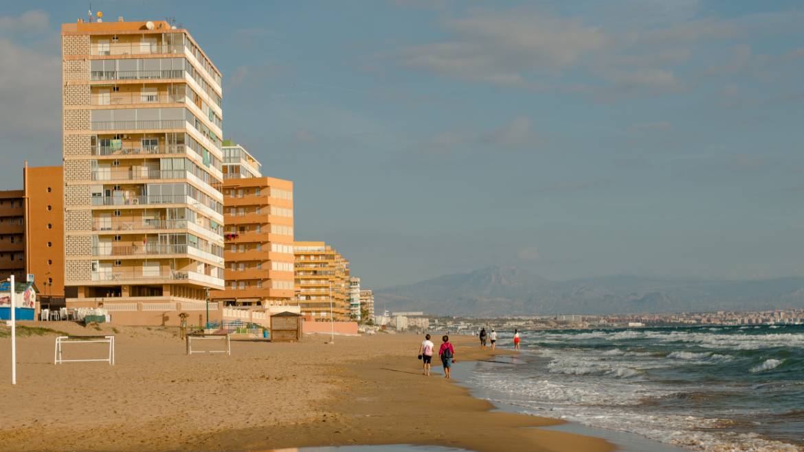La Generalitat abre el plazo para aspirar a las mil plazas de operadores para controlar la seguridad en las playas ante el COVID-19