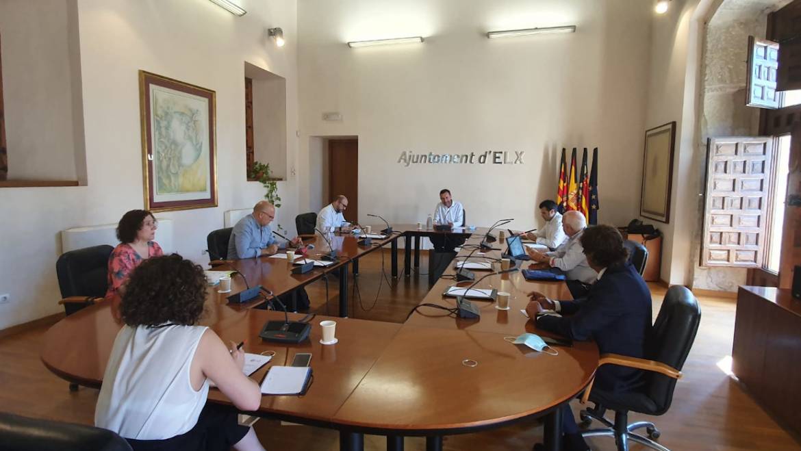 El Ayuntamiento y los agentes sociales consensuan la creación de cuatro mesas de trabajo para la recuperación económica de Elche