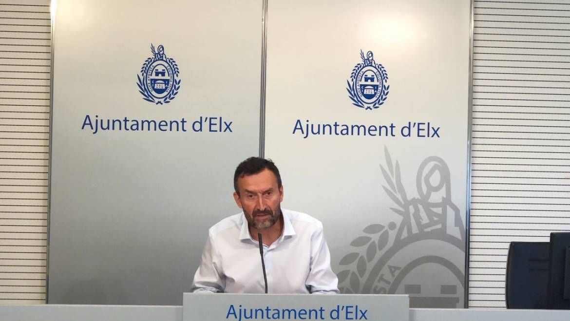 El alcalde da su apoyo al Elche C.F., considera “absolutamente injusta” su situación y exige que juegue el play-off