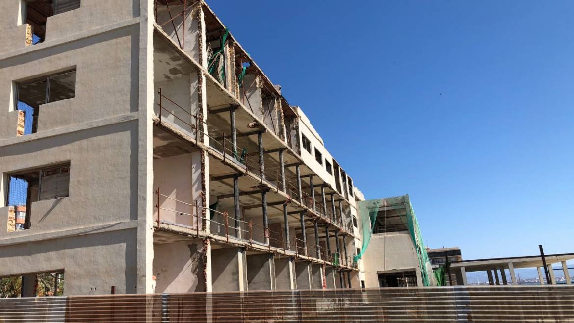 El alcalde exige a la empresa del Hotel de Arenales su derribo inmediato para evitar riesgos a las personas