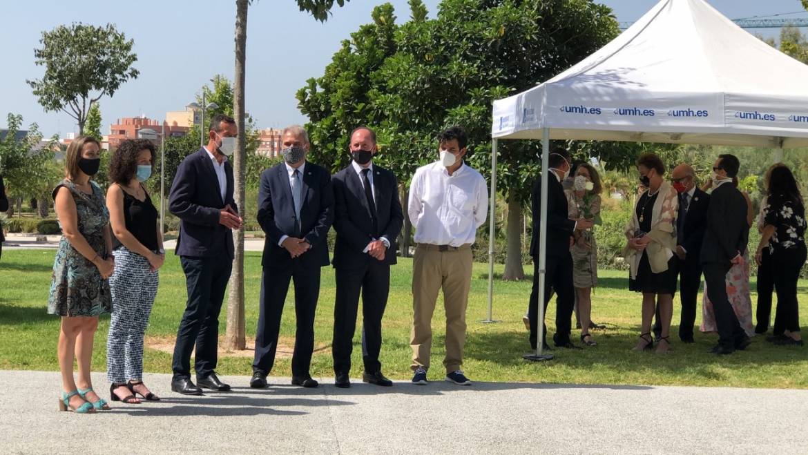 El alcalde y la concejala de Educación participan en la UMH en un homenaje a las víctimas de la pandemia