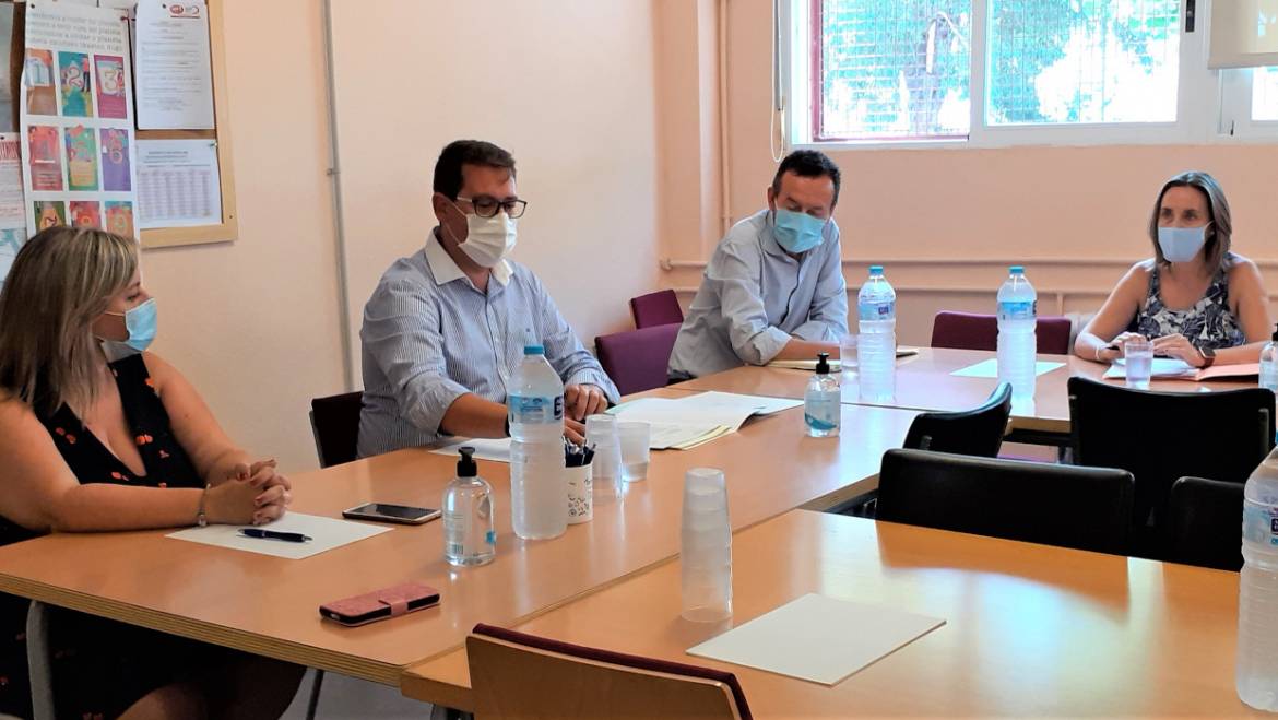 Conselleria i Ajuntament fixen amb les comunitats educatives de La Pau i de l’IES Torrellano un calendari immediat d’actuacions al col·legi i a l’institut