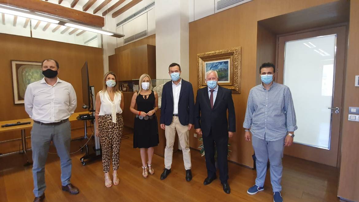 El alcalde propone a la Asociación de la Empresa Familiar hacer un reconocimiento a las trayectorias empresariales para estimular nuevas vocaciones