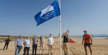 La bandera azul ya ondea en las playas de Elche