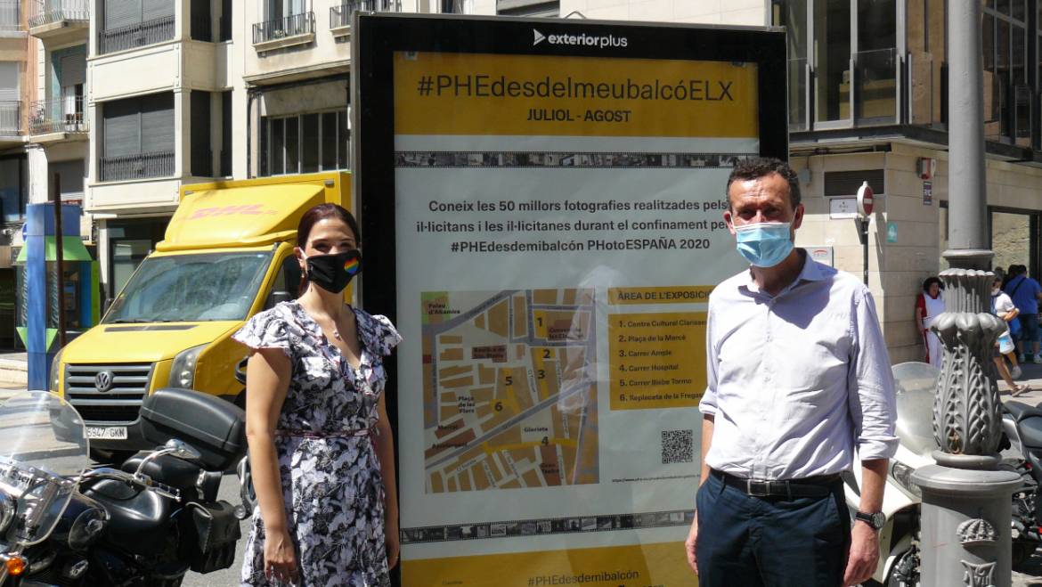 Les imatges del projecte #PHEdesdemibalcón converteixen els carrers i places del centre en un museu a l’aire lliure