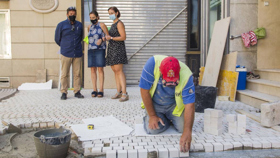 Comienza la colocación del gran mosaico de la Plaça de Baix