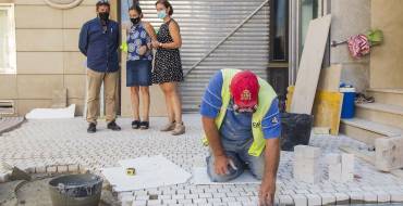 Comienza la colocación del gran mosaico de la Plaça de Baix