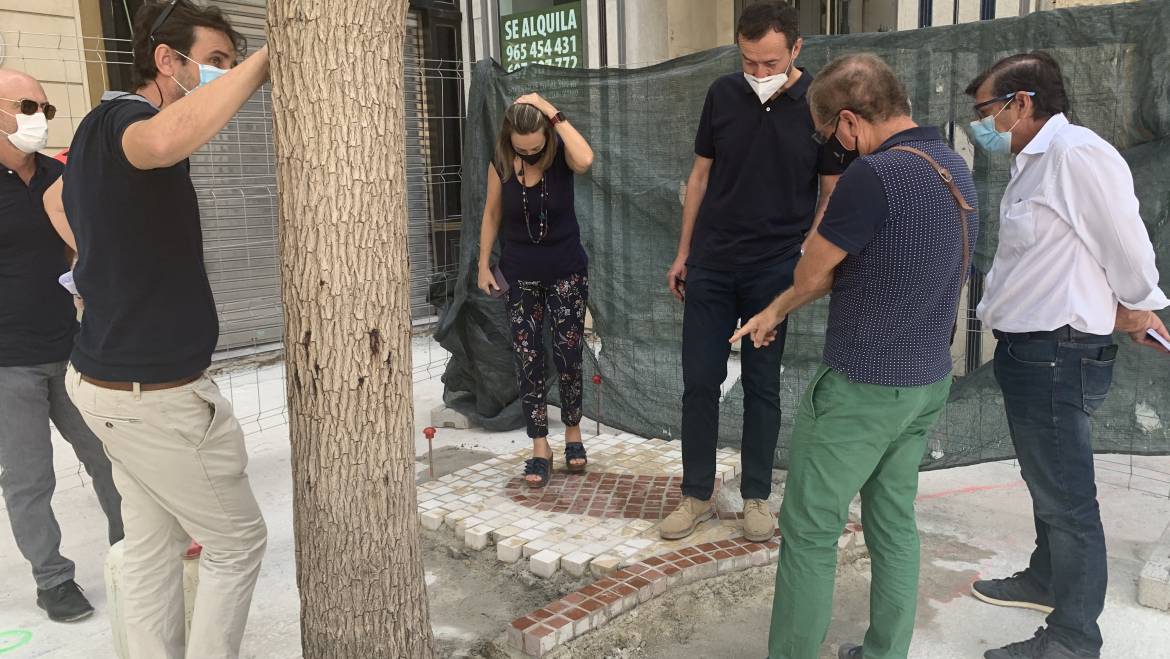 Las pruebas confirman que los nuevos adoquines de la Plaça de Baix cumplen con las normas para evitar resbalones
