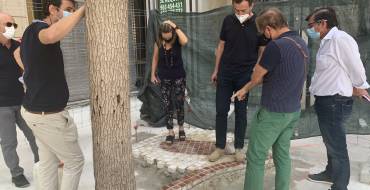 Las pruebas confirman que los nuevos adoquines de la Plaça de Baix cumplen con las normas para evitar resbalones