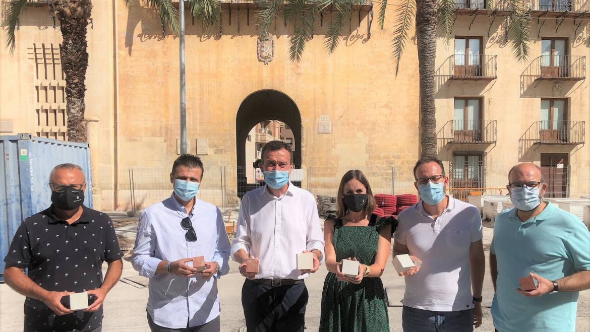 Prop de 600.000 peces de marbre, crema ivori i roig alacant conformaran el sòl de vianants de la plaça de Baix