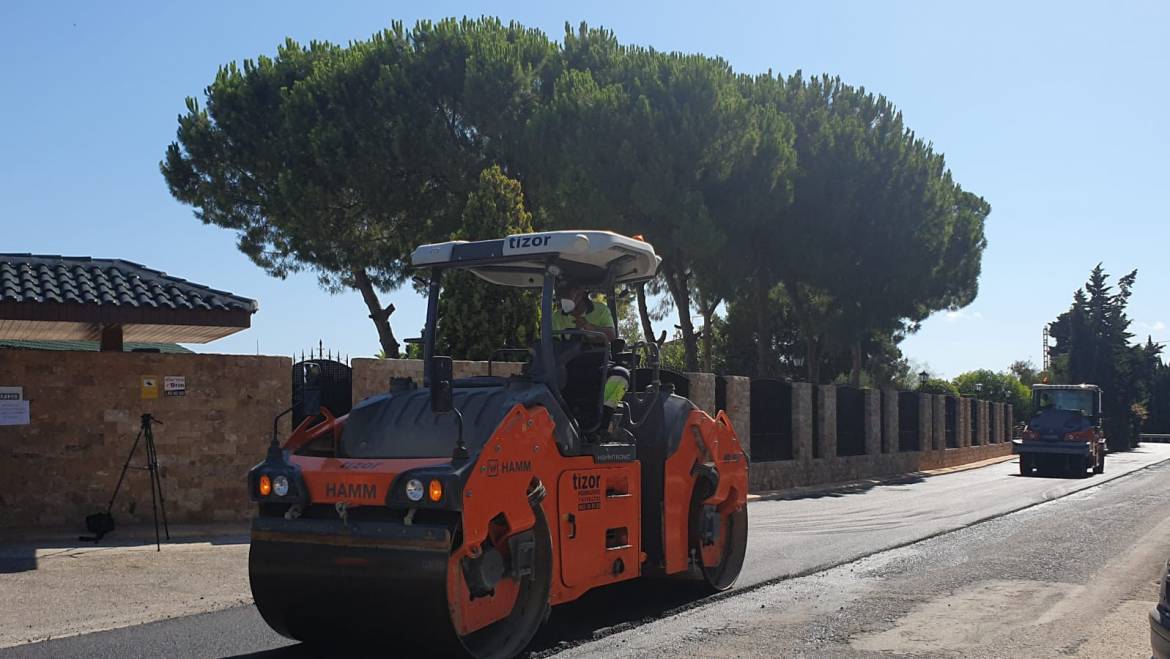 El Ayuntamiento de Elche pone en marcha las obras de asfaltado en la Vereda de San Vicente a petición de los vecinos