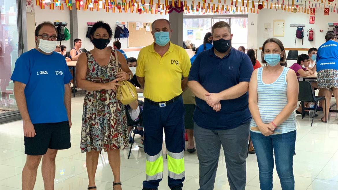 Mariano Valera se acerca al Centro Social Francesc Cantó en el que se está desarrollando el Programa de Respiro Conciliación Verano 2020