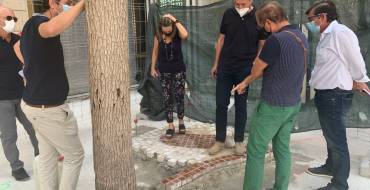 Les proves de les noves llambordes de la plaça de Baix confirmen que compleixen amb les normes per a evitar relliscades