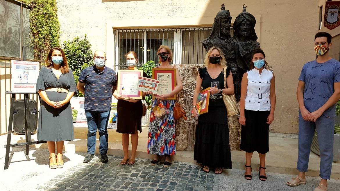 El concejal de Comercio, Felip Sánchez, y concejala de Fiestas, Mariola Galiana, entregan los premios del II Concurso de Escaparatismo de la Asociación Festera de Moros y Cristianos