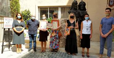 El regidor de Comerç, Felip Sánchez, i la regidora de Festes, Mariola Galiana, lliuren els premis del II Concurs d’Aparadorisme de l’Associació Festera de Moros i Cristians