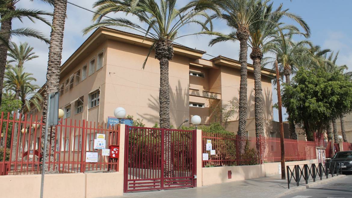 El Ayuntamiento incrementa en 600.000 euros el contrato para mejorar la limpieza en los colegios