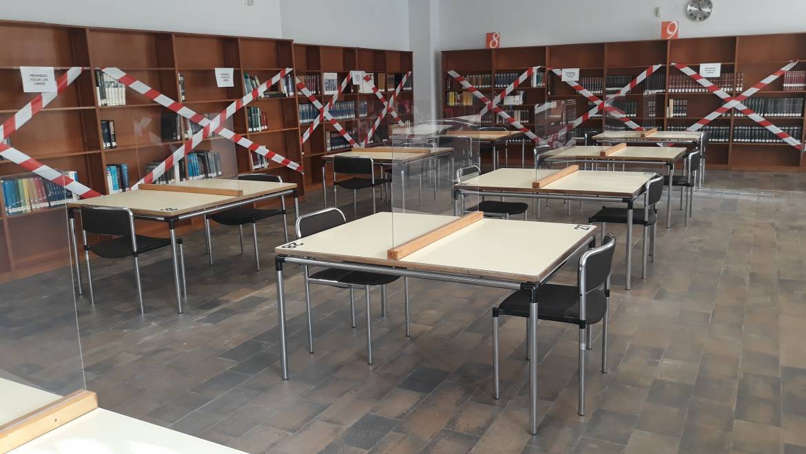La sala de lectura de la Biblioteca Pedro Ibarra instala mamparas protectoras para duplicar los puntos de estudio