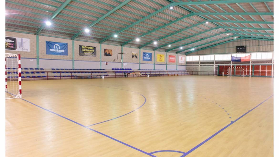 El Ayuntamiento adjudica la renovación del césped artificial de Torrellano y Altabix y saca a concurso la reforma integral del Polideportivo de Carrús