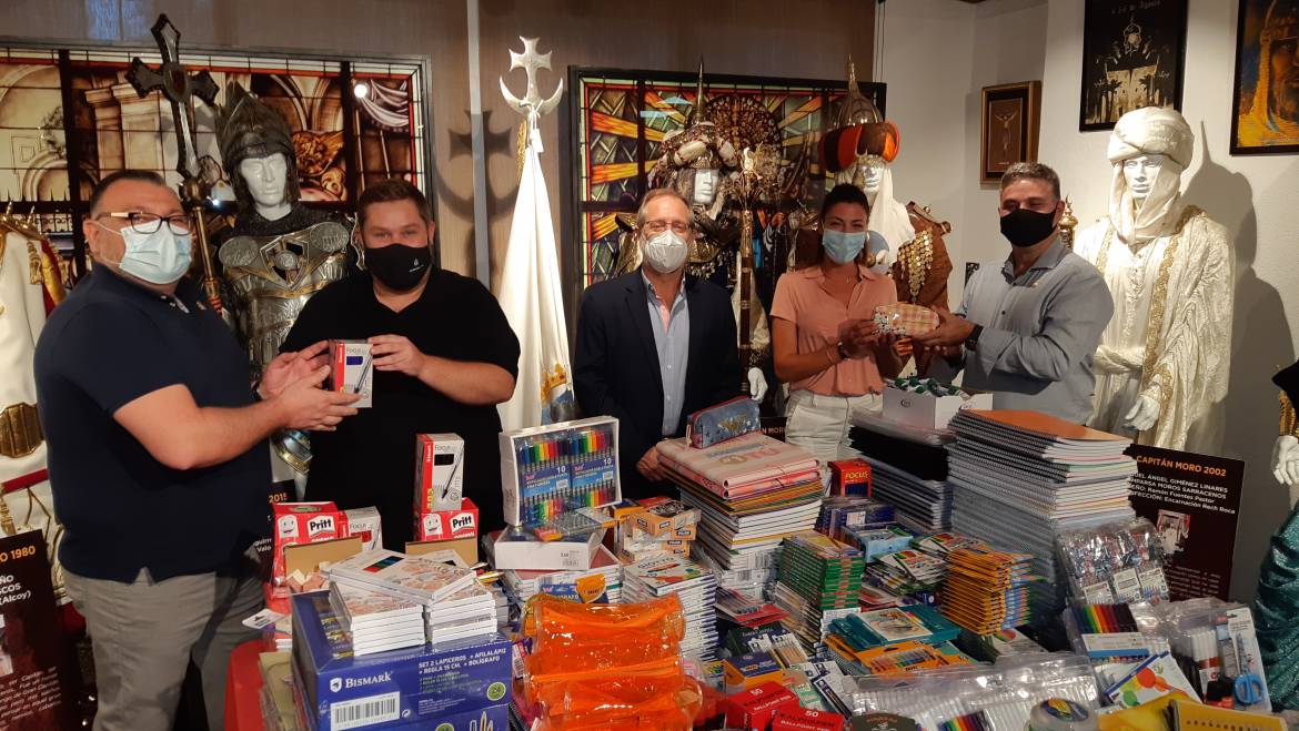 L’Ajuntament i l’Associació Festera de Moros i Cristians fan lliurament del material escolar de la campanya “De la Festa al Col·le”