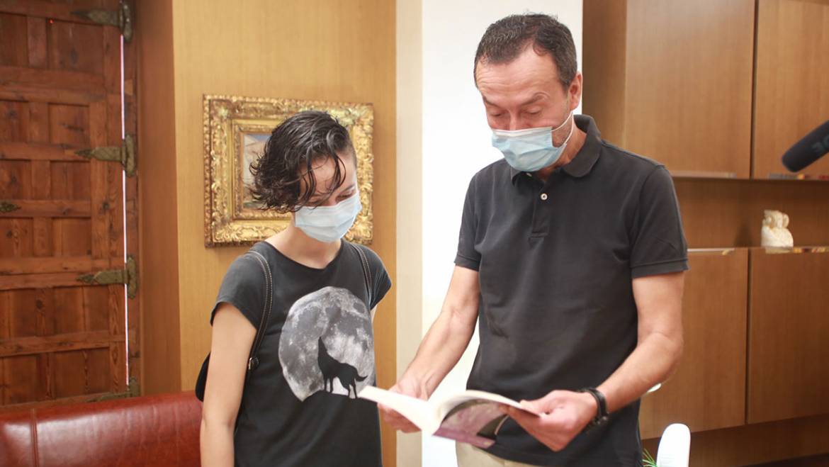 Patricia Aguilar entrega al alcalde de Elche el libro sobre su historia