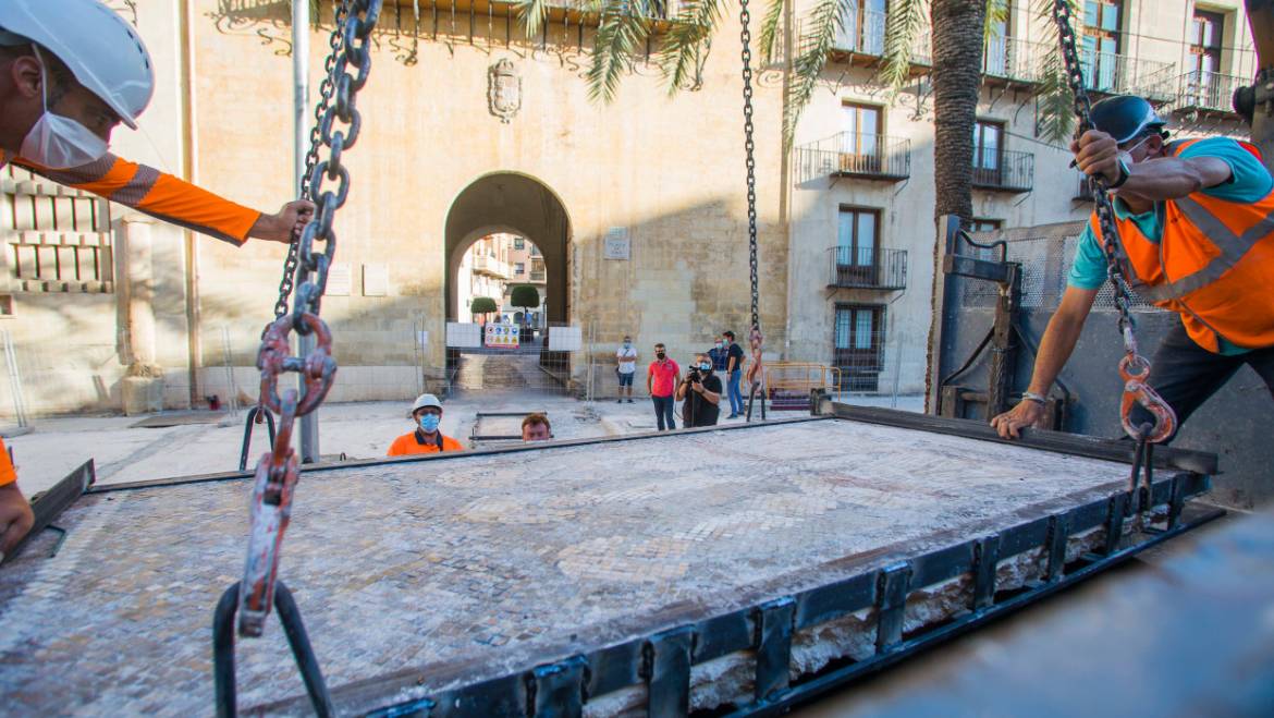 Finalitza la retirada dels tres mosaics del Misteri de la plaça de Baix