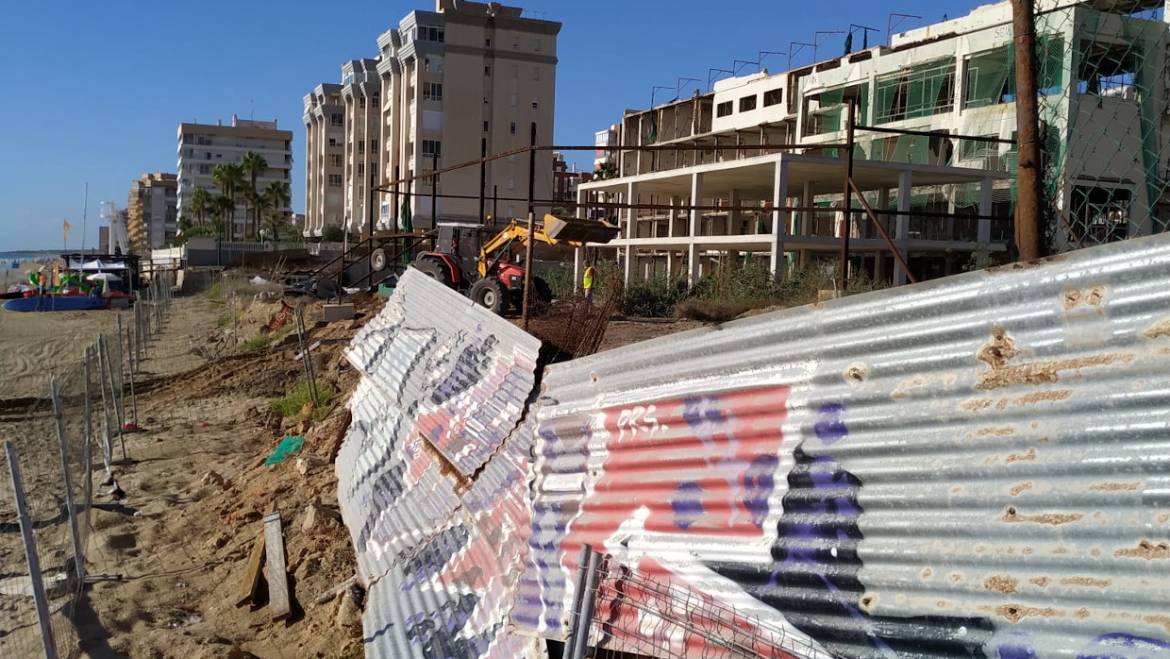 El Ayuntamiento renueva el vallado del Hotel de Arenales del Sol