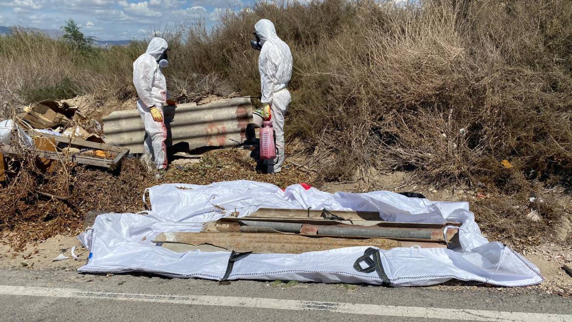 El Ayuntamiento retira de 2.500 kilos de amianto de vertidos en caminos del Camp d’Elx