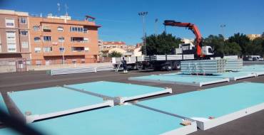 Comienza la instalación de las aulas provisionales que acogerán al alumnado del CEIP La Paz mientras se construye el nuevo colegio