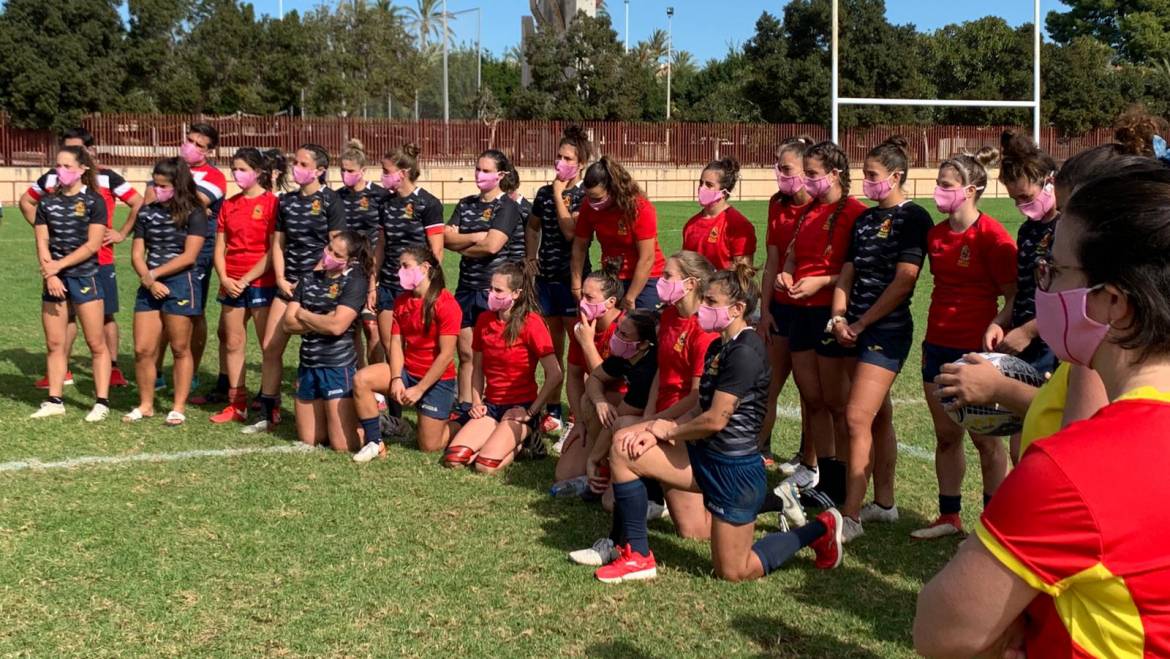La Selecció Espanyola de Rugbi Femení se solidaritza amb AMACMEC i li entrega una pilota signada per a sortejar