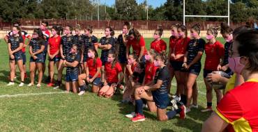 La Selecció Espanyola de Rugbi Femení se solidaritza amb AMACMEC i li entrega una pilota signada per a sortejar