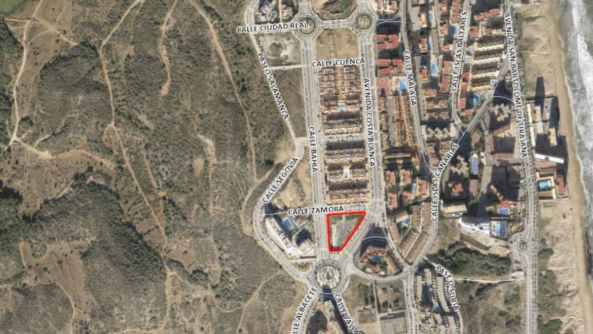 El Ple aprova impulsar la implantació de superfícies comercials als Arenals del Sol