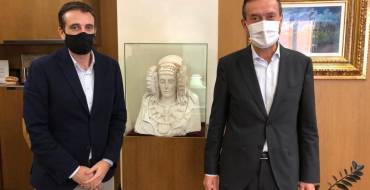 Carlos González recibe en el Ayuntamiento a Pere Rostoll, nuevo director de Relaciones Informativas de la Generalitat