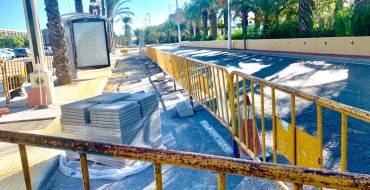El Ayuntamiento de Elche inicia las obras de accesibilidad de 23 paradas de autobús urbano para mejorar la experiencia de los usuarios