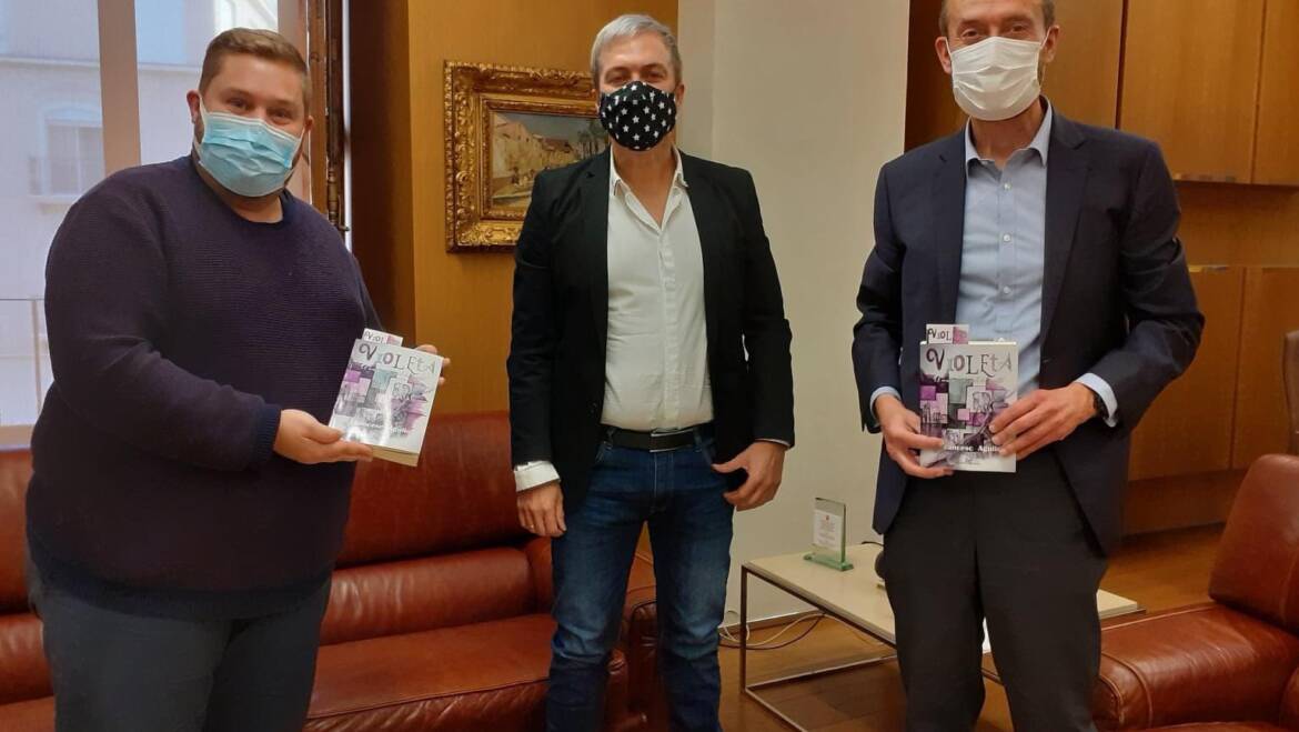 Francesc Agulló entrega al alcalde de Elche el primer ejemplar de su libro “Violeta: el monstruo al final del pasillo”