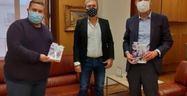Francesc Agulló entrega al alcalde de Elche el primer ejemplar de su libro “Violeta: el monstruo al final del pasillo”