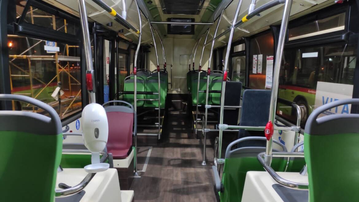 La flota de autobuses urbanos ya cuenta con dispensadores de hidrogel para aumentar las medidas de higiene