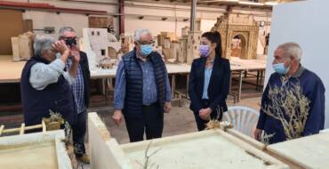 La concejala de Fiestas visita los trabajos del Belén Municipal