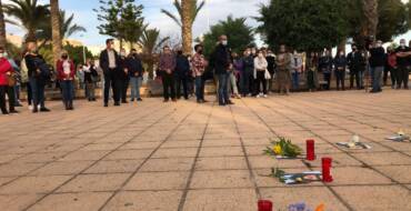 Más de 200 personas participan en la concentración de repulsa por el asesinato de una mujer en la pedanía de La Hoya
