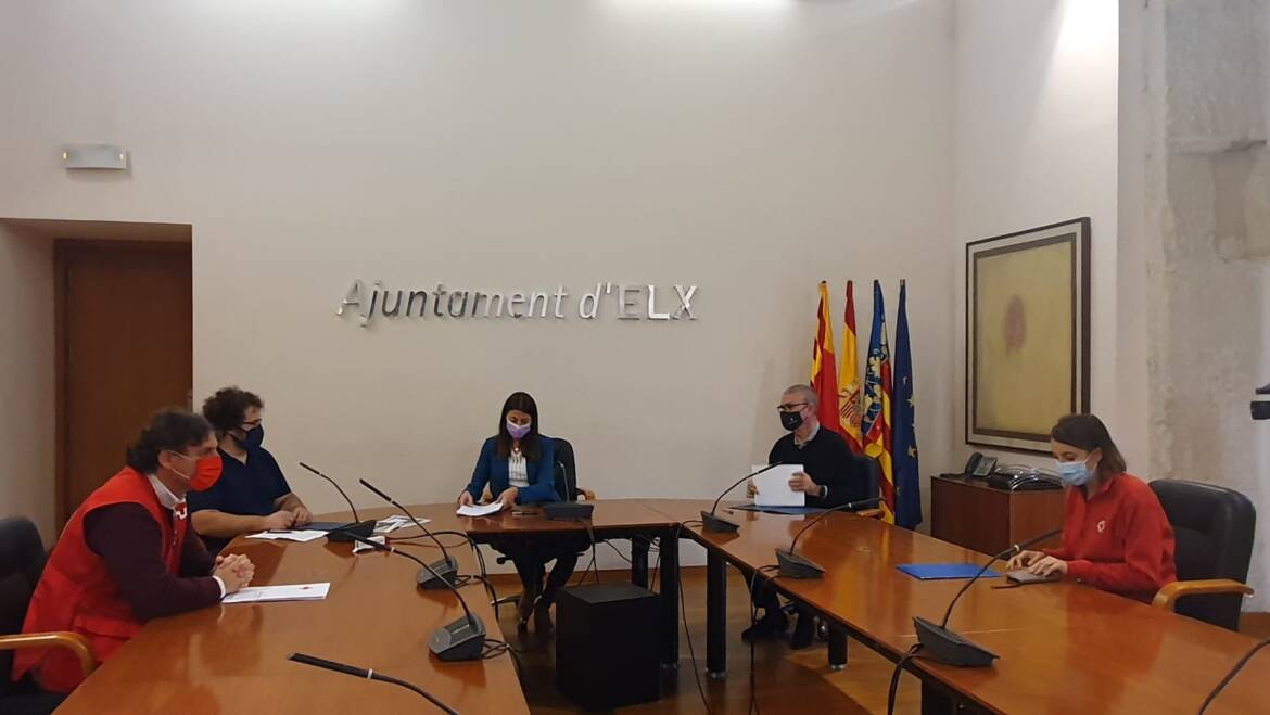 El Ayuntamiento de Elche firma un convenio de 11.000 euros con Cruz Roja para paliar el sufrimiento de las personas afectadas por catástrofes naturales en todo el mundo