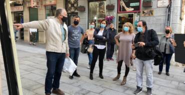 La concejala de Urbanismo, Ana Arabid, acude a la colocación del cartel informativo en la Calle Victoria sobre la historia de ‘Las cuatro esquinas’